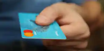 יד מושיטה כרטיס אשראי לתשלום